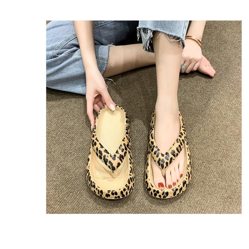 Tongs pour femmes pour l'extérieur, Nouveau style d'été, Bout à clip, Semelle épaisse, Imprimé léopard, Pantoufles d'extérieur cool pour femmes