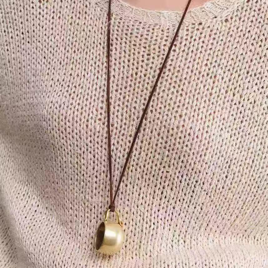 Retro Water Cup Pendant Long Necklace: European & American Style, Luxurious Layered Sweater Chain for Women, Autumn/Winter Versatile Accessory.