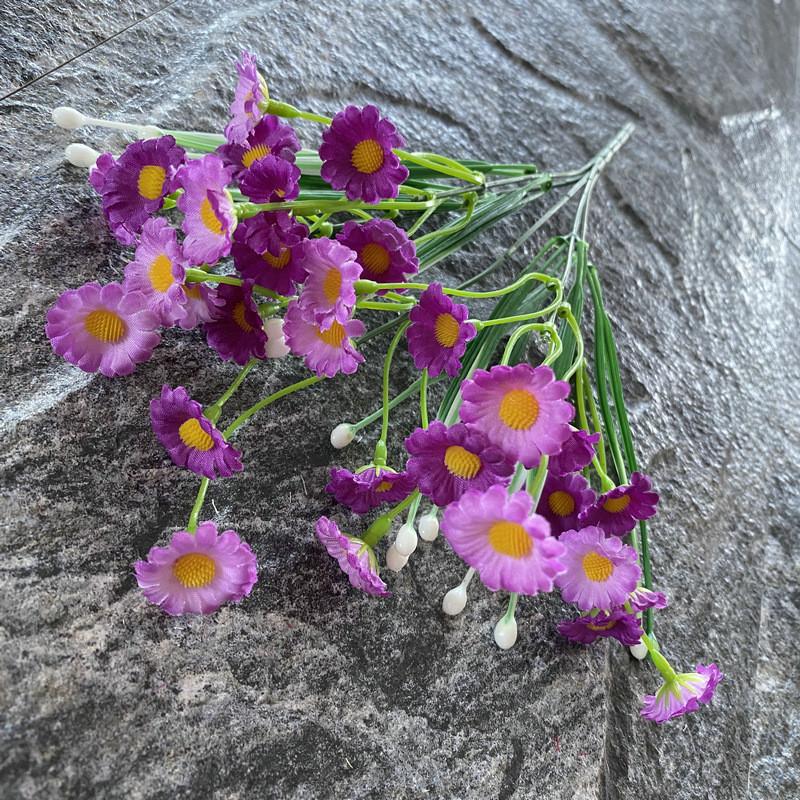 

Букет из маленьких шелковых ромашек для свадебного декора и стилизации домашних проектов фиолетовый
