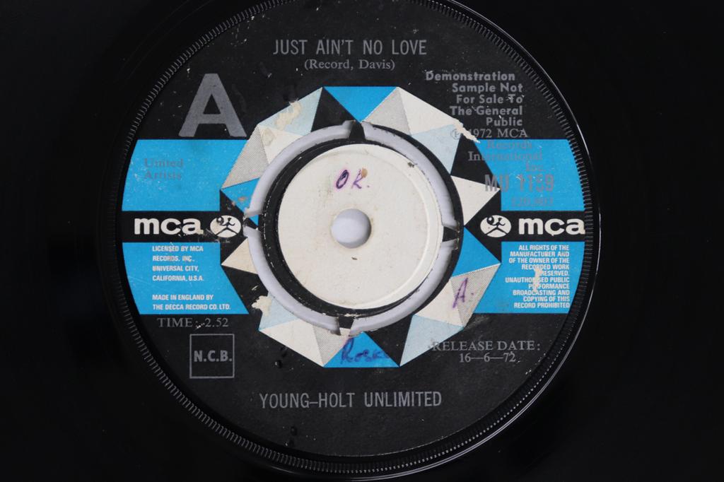 7inch Record YOUNG HOLT UNLIMITED - Just Ain't No Love / Love Makes A W MU1159PROMO MCA Records 1972 UK Soul/Funk Used