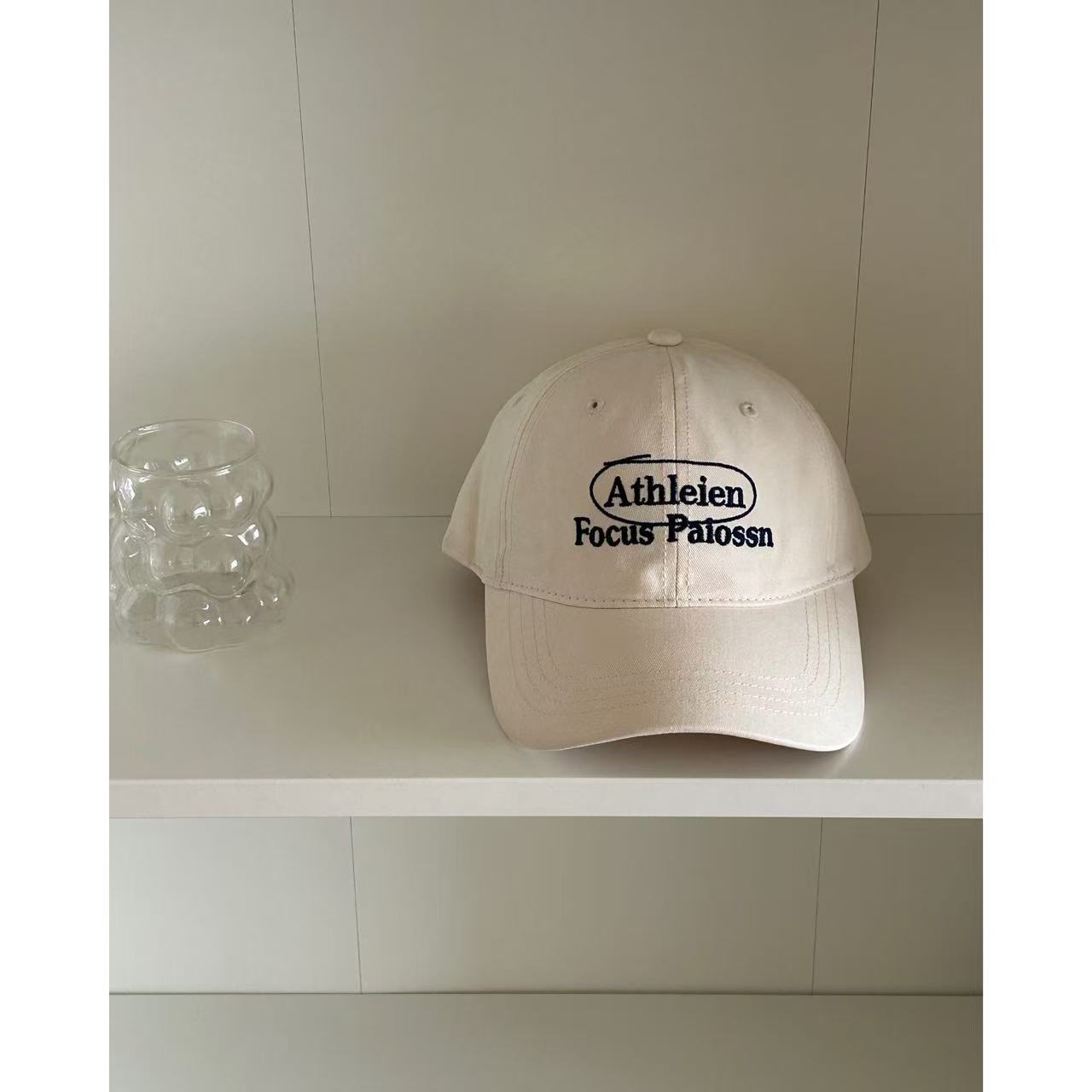 

Новая корейская версия бейсболки с мягким верхом и вышивкой букв на раннюю весну для женщин, модная, в стиле ретро, уличная, для защиты от солнца, бейсболка для мужчин и женщин M（56-58cm）