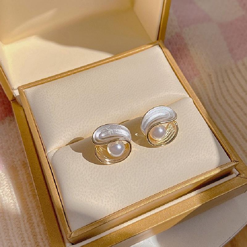 

Уникальные серьги-пусеты с корейским жемчугом: Новый дизайн «легкой роскоши» 2022 года Electroplated