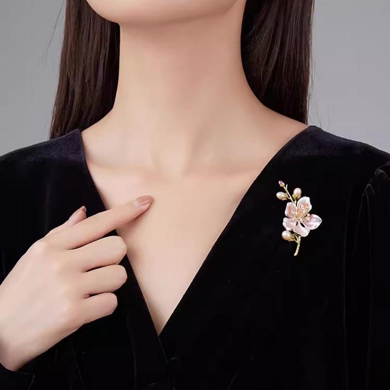 Chinese-style Peach Blossom Brooch, High-end Women's Exquisite Pearl Peach Blossom Brooch, Niche Design Sense Brooch