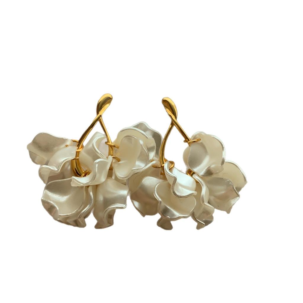 Multi-layer three-dimensional petal flower stud earrings, simple temperament, retro elegance, natural softness, daily high-end earrings