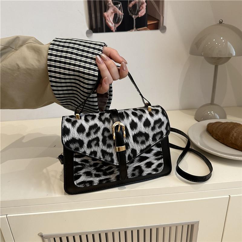 

поездки на работу Универсальная повседневная личность Маленькая квадратная сумка Женская личность с леопардовым принтом Продвинутый темперамент текстуры Иностранный стиль мессенджер чёрный