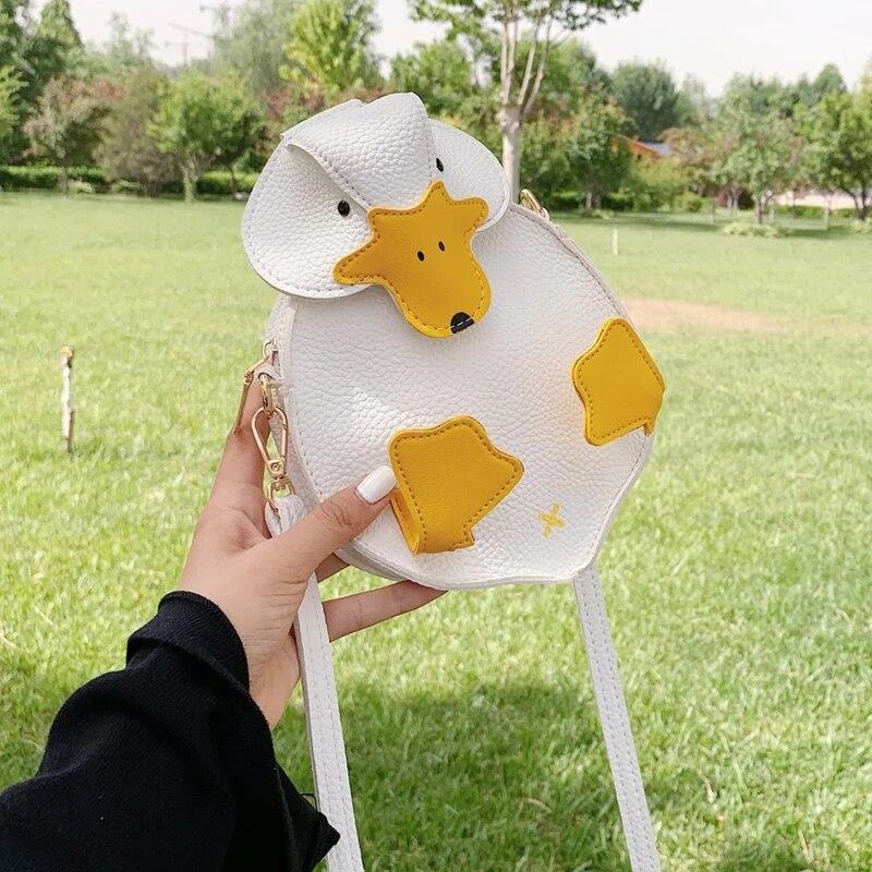 Женская сумка в форме утки контрастного цвета — фото 10