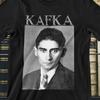 Maglietta FRANZ KAFKA | Scrittore de La Metamorfosi e Il Processo | T-shirt Ispirata all'Autore | Maglietta Genio Letterario | Top Letteratura Classica | Filosofico
