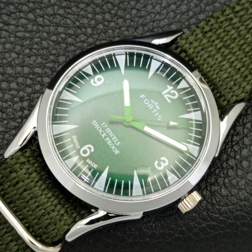 VINTAGE HAND-WINDING REFURBISHED SWISS MENS GREEN COLOR DIAL WATCH a700980-5 R205a-a700980