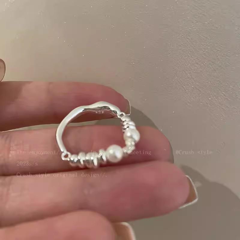 **Elegant Irregular Silver Pearl Ring for Women - Luxurious Niche Design**