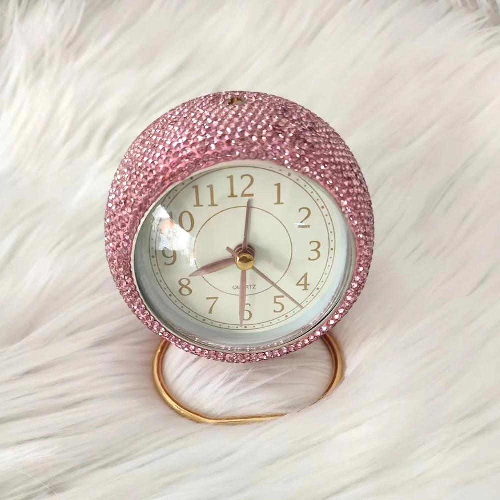 

Розкішний металевий годинник з діамантами Студентський інструмент для пробудження Годинник Декорація спальні Настільний електронний цифровий годинник Блискучі настільні прикраси