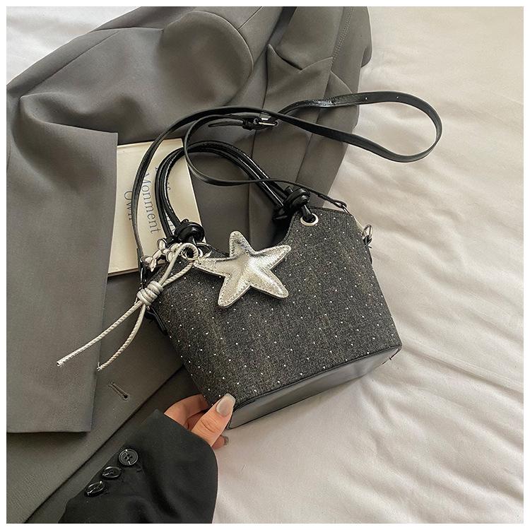 

Korean version of hand carry trendy bucket bag 2025 fashion simple casual shoulder bag summer new messenger bag