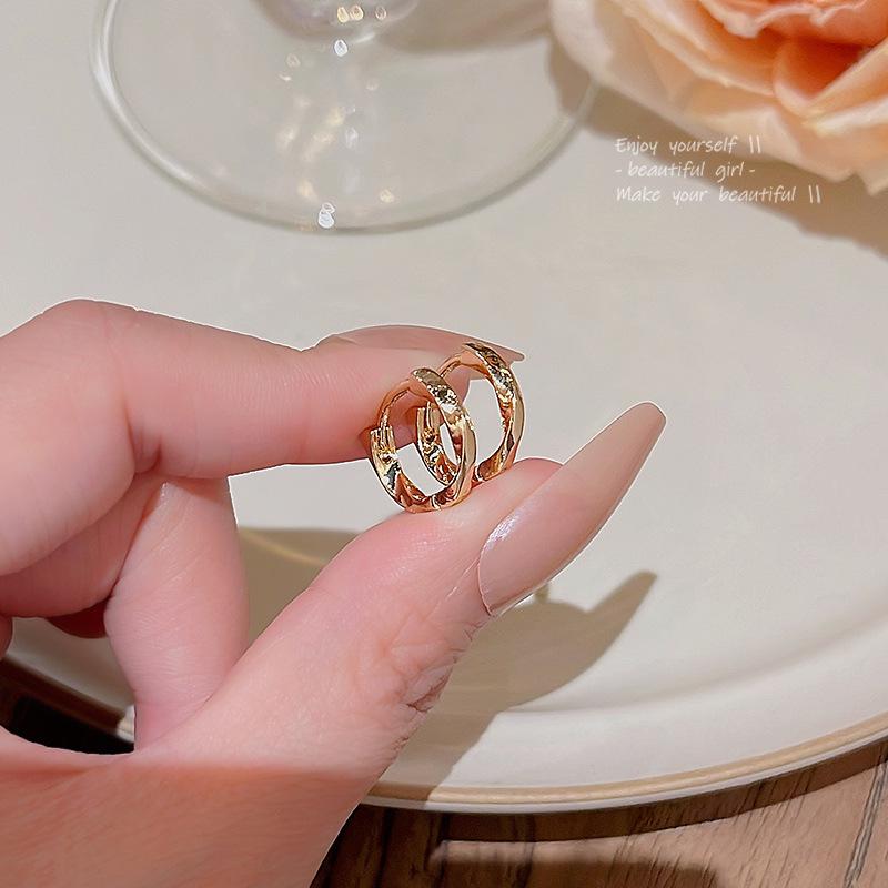 South Korean Elegant Zircon Hoop Earrings - Trendy, Versatile Plain Hoops with Love Design