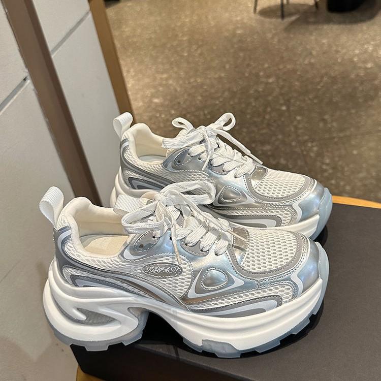 Chaussures de papa argentées à semelles épaisses populaires 2025 pour femmes, automne et hiver, nouvelles chaussures de sport décontractées à la mode en maille respirante rehaussantes