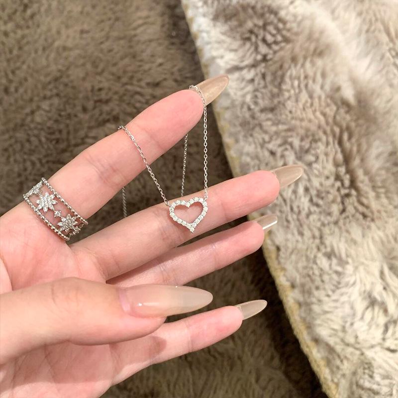Halskette mit Herzanhänger aus S925 Sterlingsilber im koreanischen Stil für Damen - Exquisites hohles Design, kalter Stil Schlüsselbeinkette