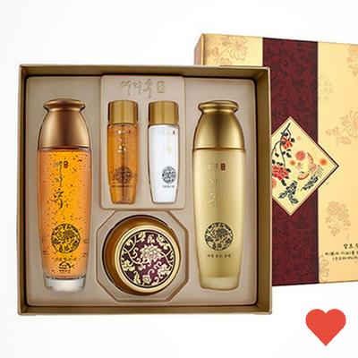 Cosmetic Set Prevents Oil and Moisture from Drying Out, Vitalizes Skin