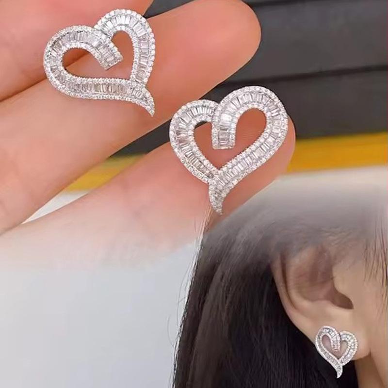 Love heart-shaped light luxury stud earrings for women, princess elegant lady jewelry hollowed out