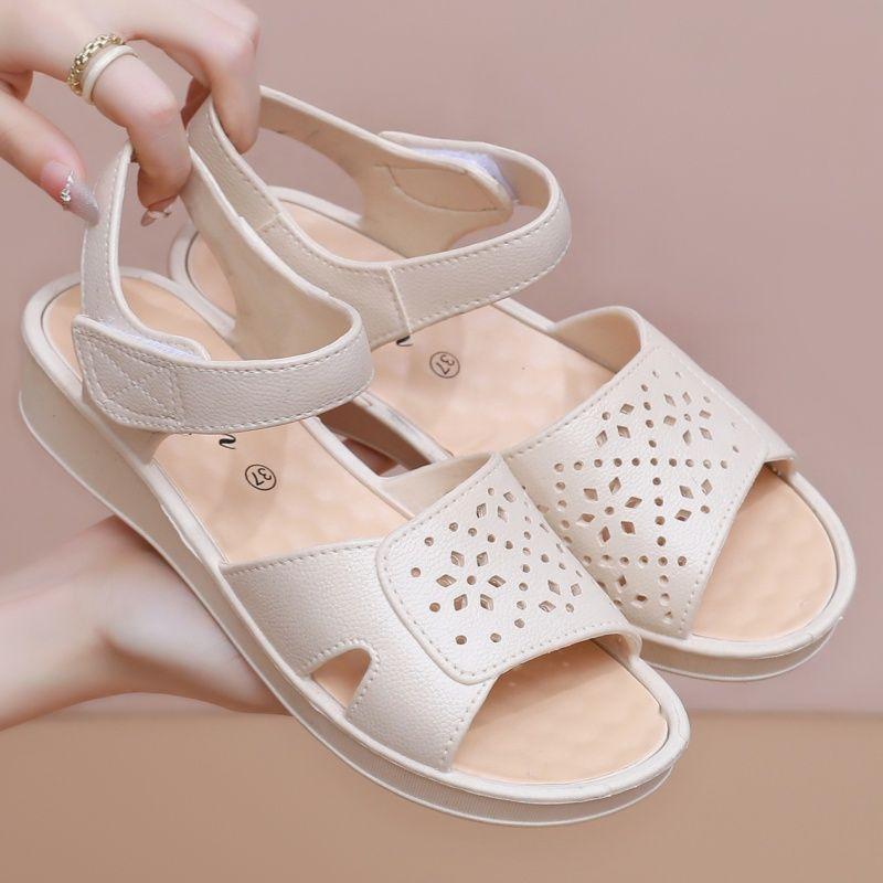Sandals for Middle-aged and Elderly Women In Summer Fashionable, Non Slip Flat Bottomed New Style for Wearing on The Outside