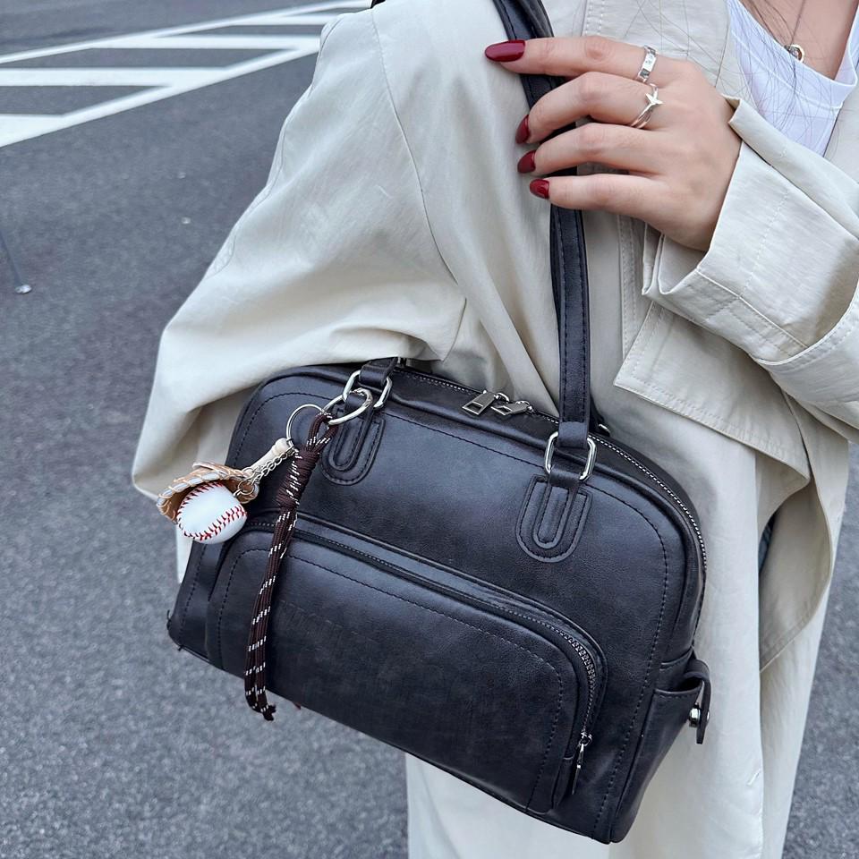 Women's Retro Y2K Underarm Bowling Bag: Large Capacity, Simple, Versatile Shoulder Handbag for Casual Commute.