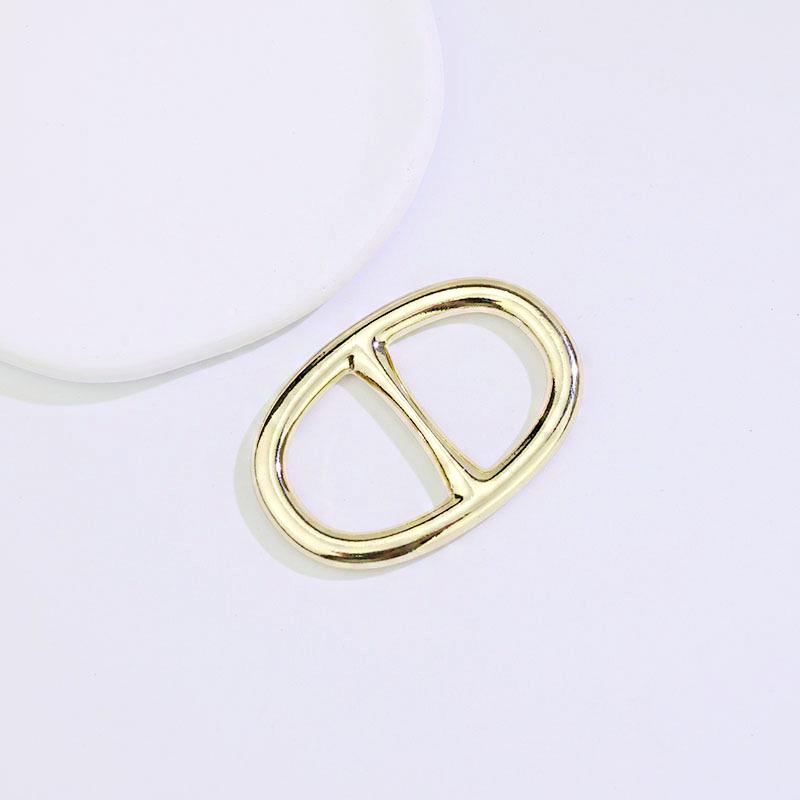 

Розкішна шовкова хустка та шаль з пряжкою: Елегантні аксесуари з D-кільцем та вузлом