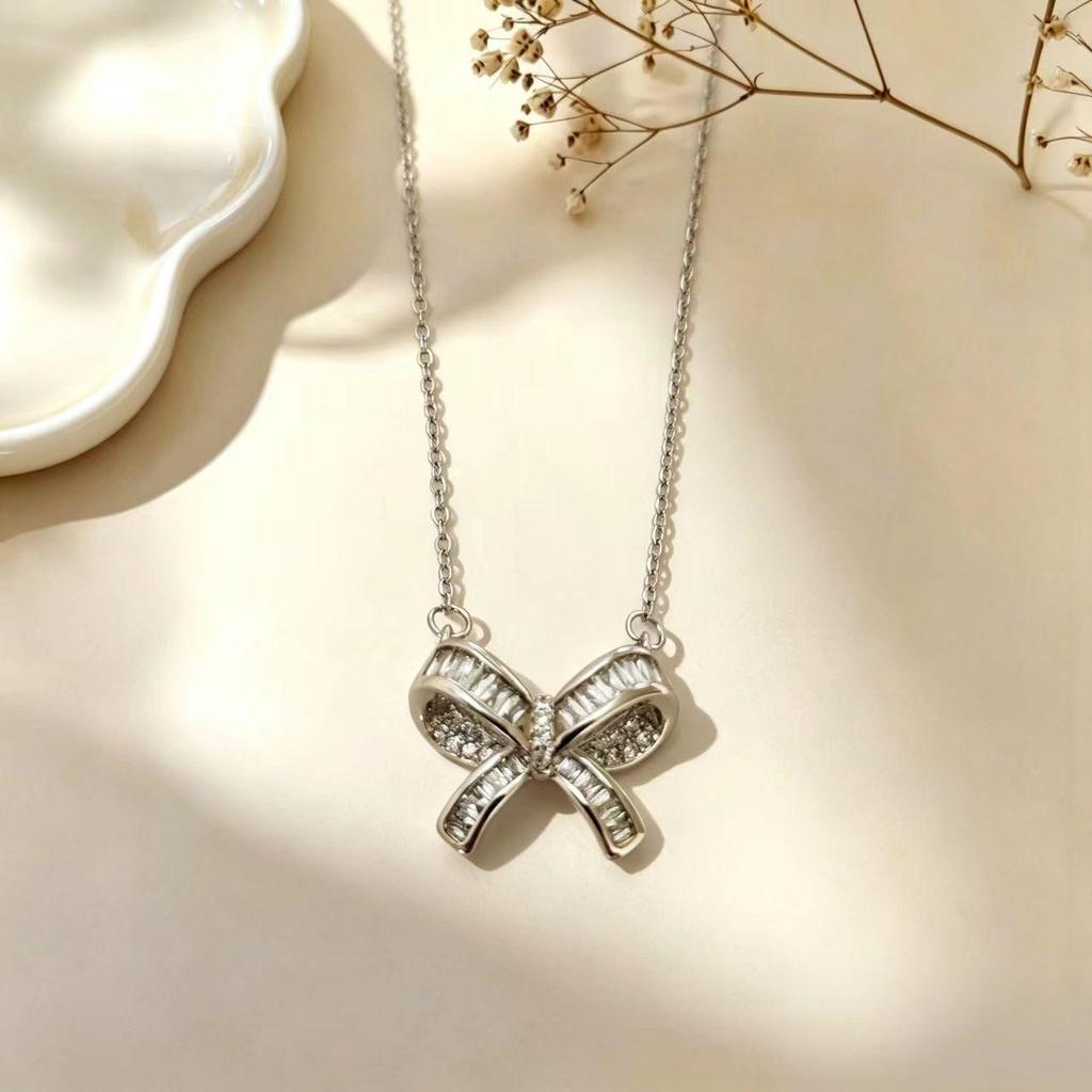 Copper Gold-Plated Bow Knot Pendant Necklace: Elegant & Trendy Accessory for Women.