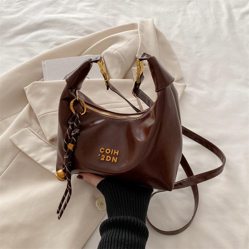 

Light luxury fashion foreign style underarm crescent bag 2025 new niche design retro fashion trend shoulder messenger bag Without pendant темно-коричневого