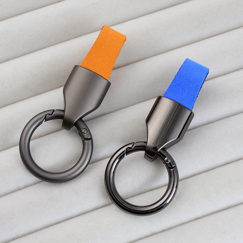 Vlastní přívěsek na klíče z matné hovězí kůže: Jednobarevný kovový kroužek na klíče od auta z kůže