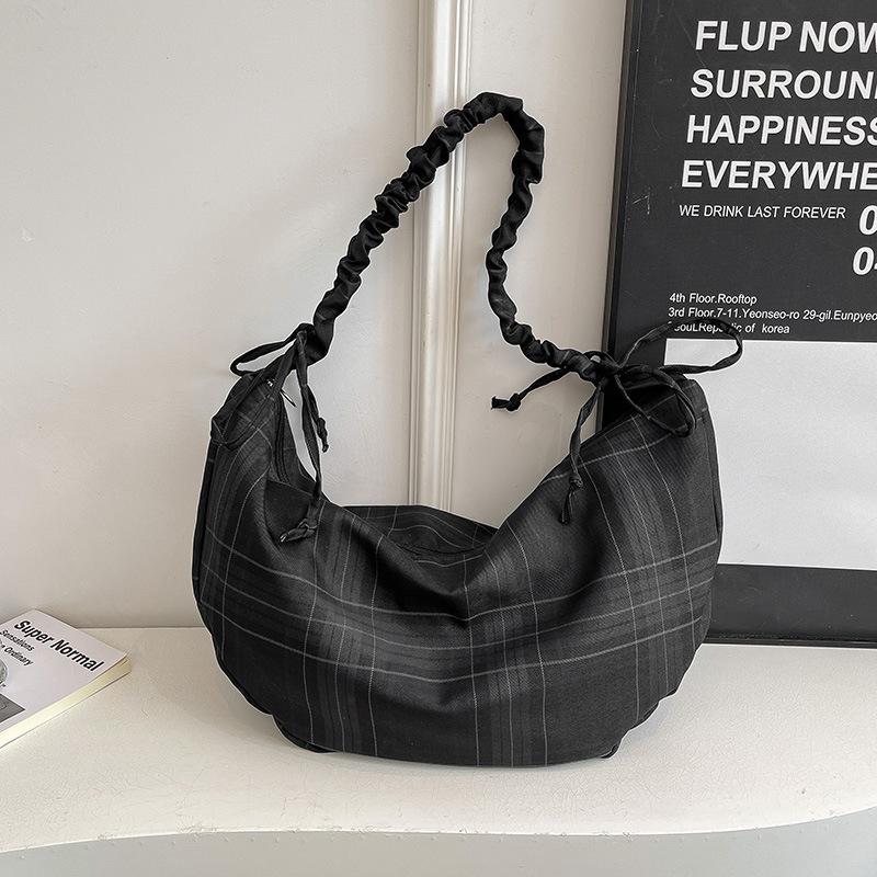 

The Tote Bag Is A Casual and Stylish Single-shoulder Crossbody Bag with An Artistic Style чёрный