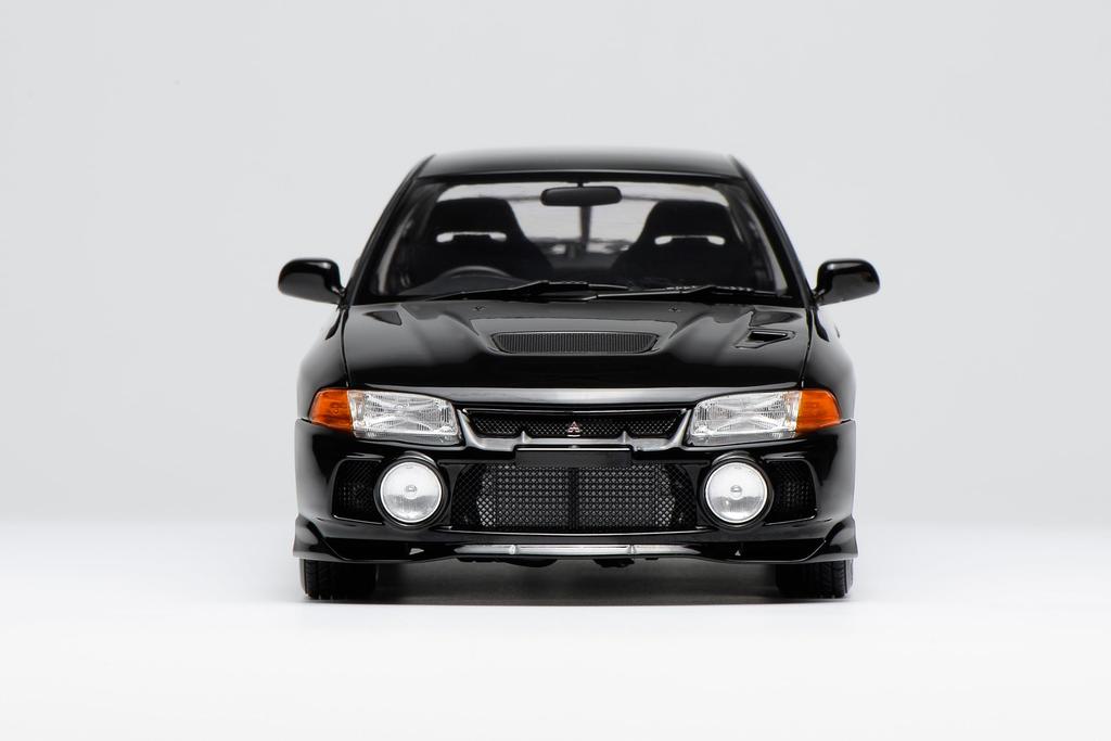 FREESTYLE MOTORHELIX Mitsubishi Lancer Evolution IV Pyrenees Black Pearl Finished Product M84002 1/18