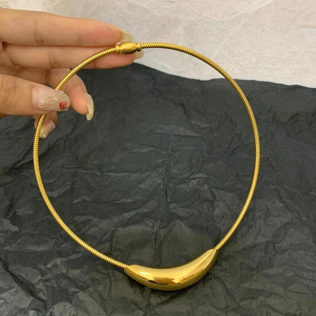 Titanium steel necklace does not fade, high-grade cold metal wind curved pipe pendant design collar, fashionable versatile neck chain
