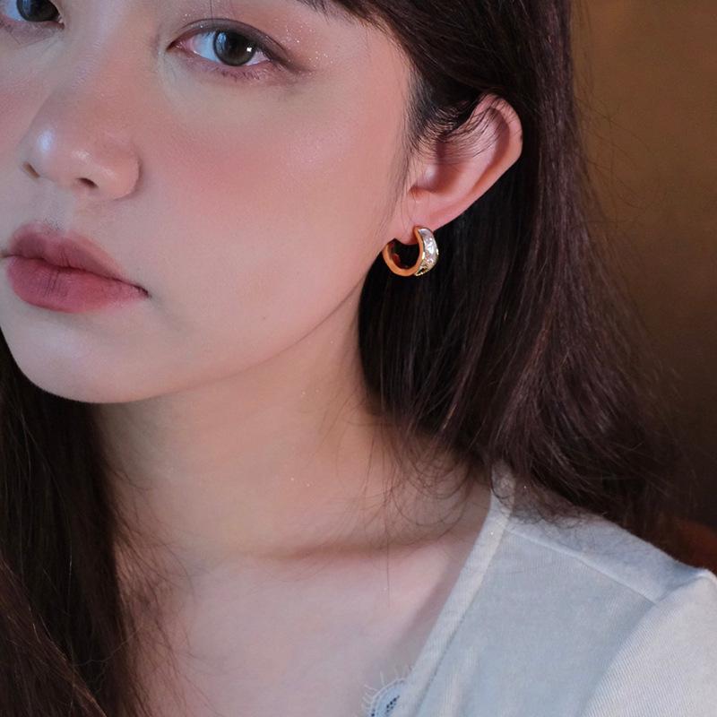C-shaped Retro Palace Style Ear Clip for Women - No Piercing Needed