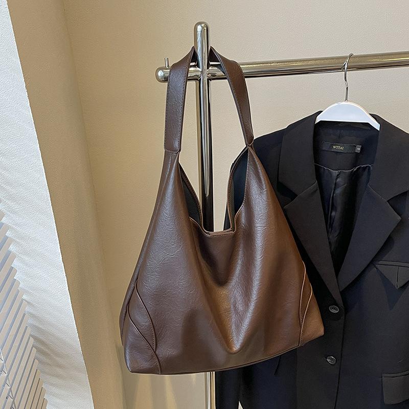 2025 Autumn and Winter New Korean Version Temperament Fashionable Large Capacity Soft Leather Underarm Shoulder Bucket Commuter Tote Bag Women