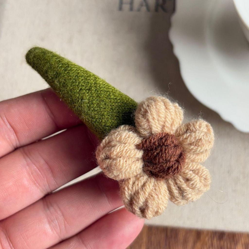 Autumn/Winter Forest-Style Knitted Flower Hair Clip for Bangs