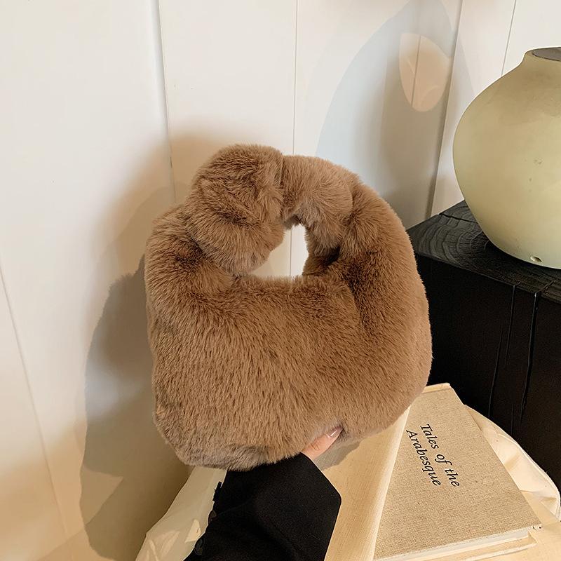 

Плюшевая маленькая сумка женская 2025 новая, высококлассная, универсальная, ручная, пушистая сумка, студенческая ручная маленькая сумка, тренд темно-коричневого