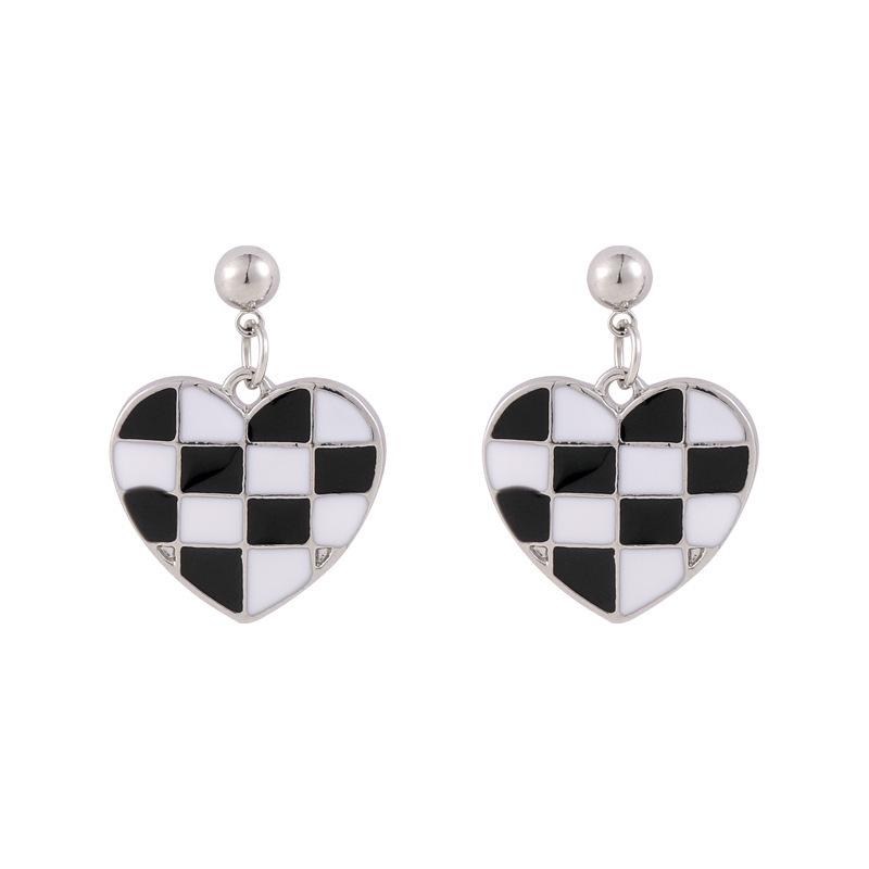 

Трендовые серьги Love Chessboard 2025 года: Стильные, нишевые клипсы для ушей для женщин (Пирсинг не требуется)