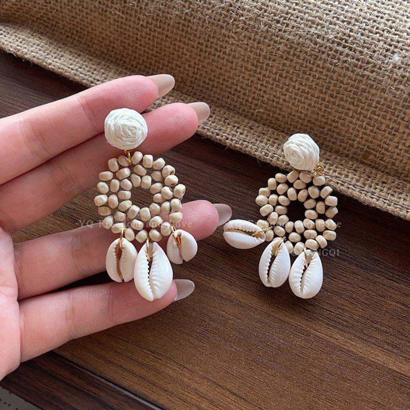 

Bohemian Straw Shell Pendant Earrings Women Seaside Holiday Style Elegant Exaggerated Personality Summer Ear Studs Earrings Log color flower straw shell stud earrings