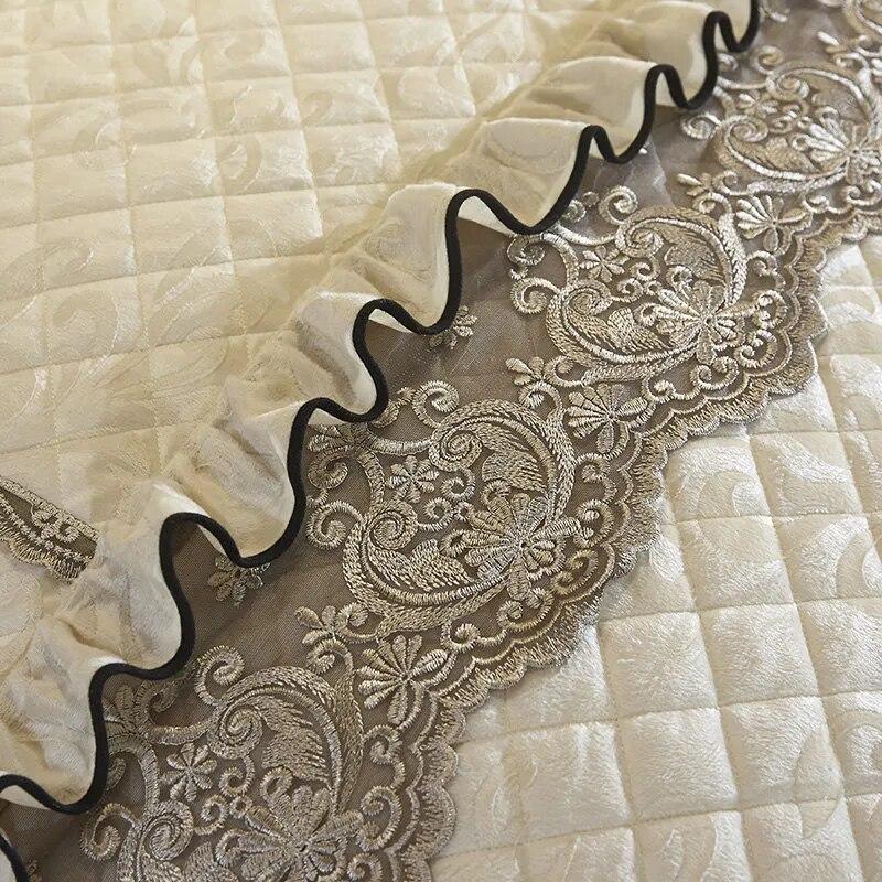 Europäisches Spitzen-Samt 4-teiliges Bettwäsche-Set Queen Bettbezug Geprägter Bettrock Rüsche Weich Warm Luxuriös mit Kissenbezügen