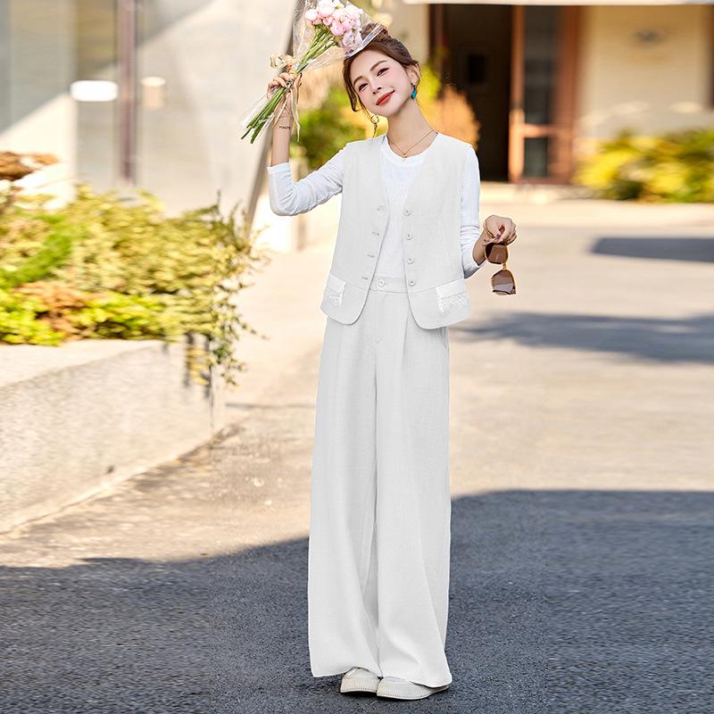 2025 Spring/Summer Women's Fashion Vest Set: Elegant, Slimming, Age-Defying Three-Piece Outfit for Young Mothers