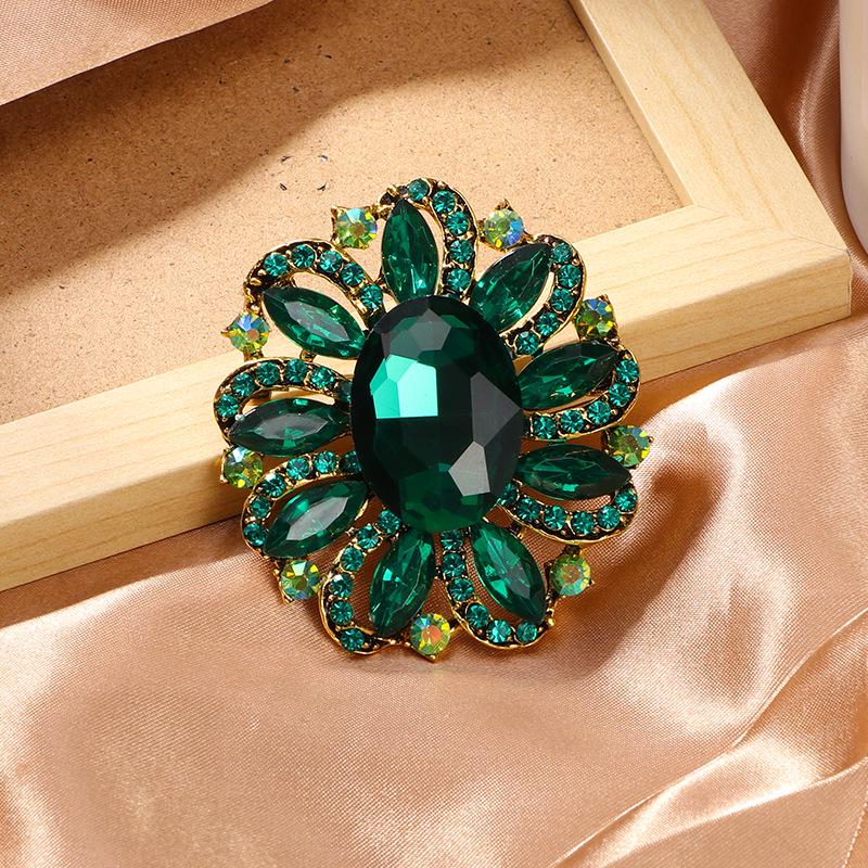 European & American Fashion Crystal Flower Brooch: Alloy, Diamond Women's Clothing Accessory