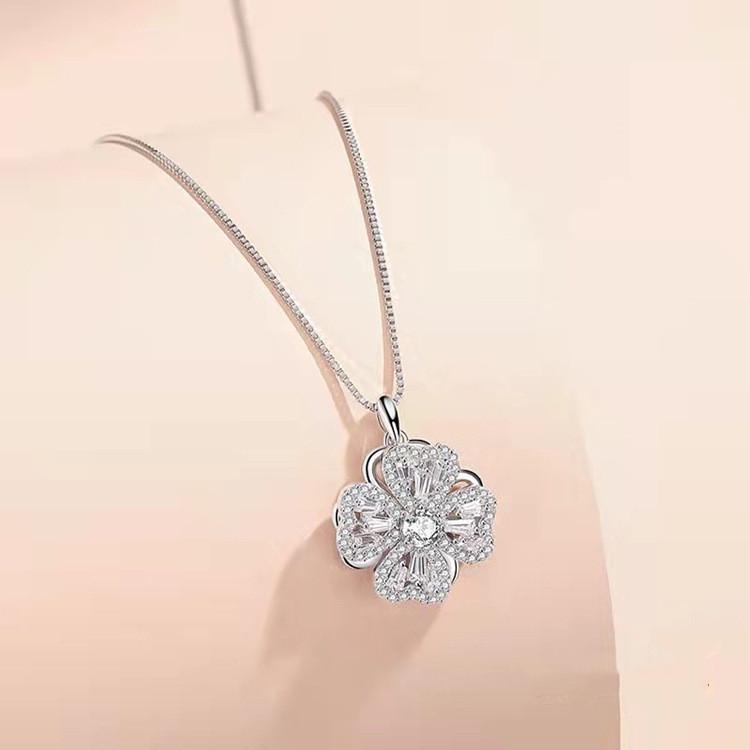 Trendy Rotating Four-Leaf Clover Necklace: A Luxurious Zircon Pendant with a Versatile Design for Women