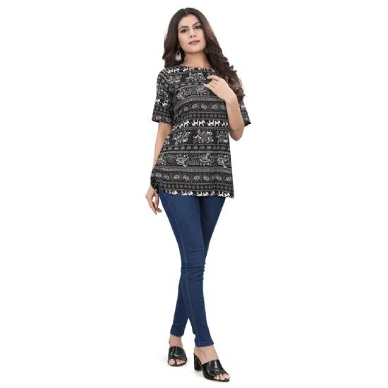 

Черный топ с вырезом лодочкой с принтом