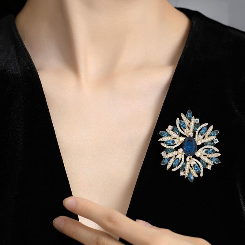 A Grand Court-style Floral Brooch for Women, Elegant and Fashionable Brooch, with A Light Luxury Design Sense