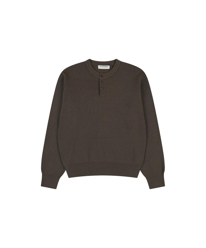 NOWANDTOMORROW Henley Neck Pullover Sweater [Brown]