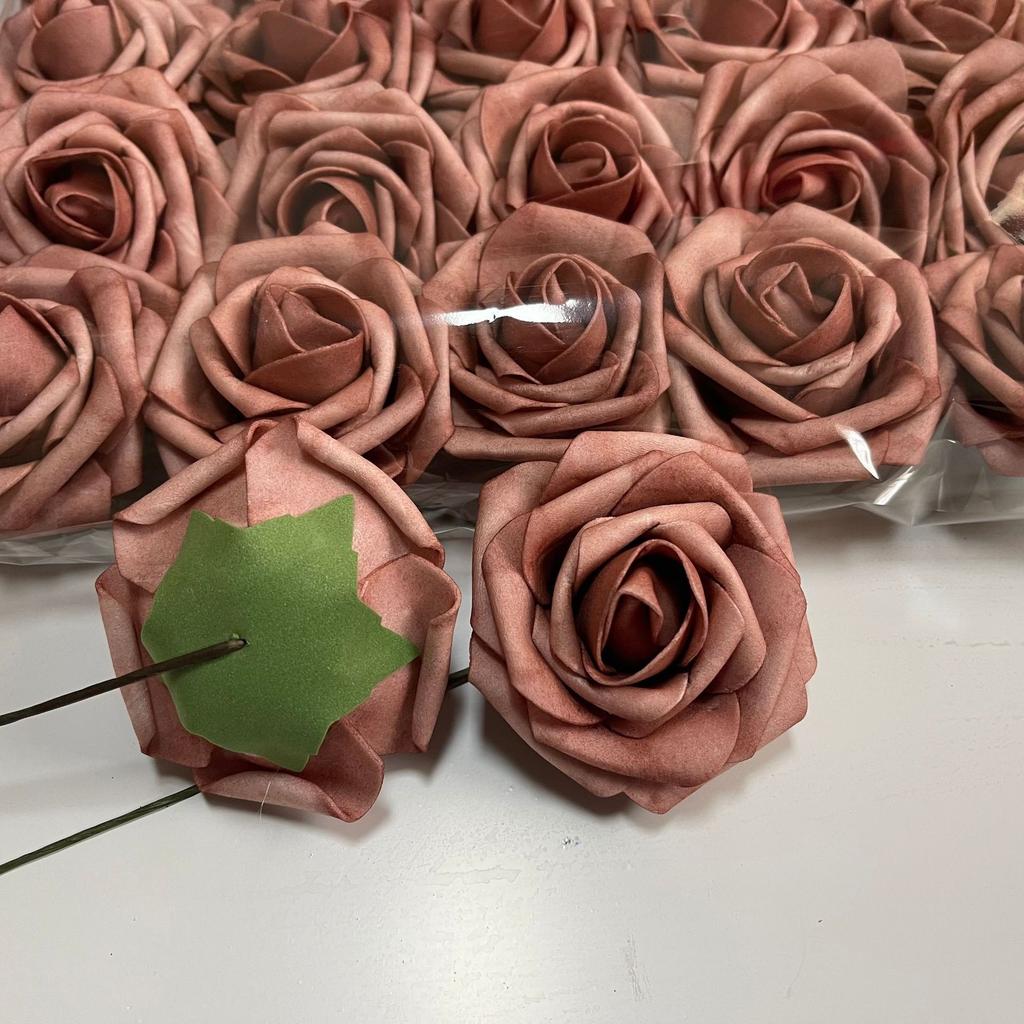 Gefärbte Pe-Schaumstoff-Blütenköpfe Hohe Imitation Farbverlauf Farbe Rose Valentinstag Bogen Handstrauß Material