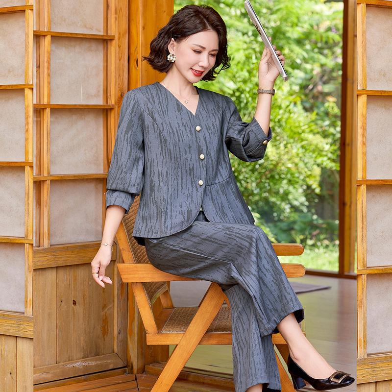 

Autumn 2025 Casual Socialite V-Neck Top & Elastic Waist Pants Set for Middle-Aged and Elderly Women 2XL (115-125 kg) сірий колір
