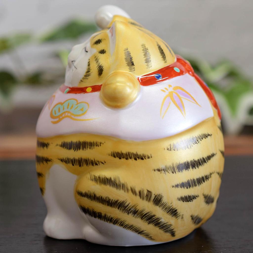 Cute lucky beckoning cat figurine from Waza no Kutani plump beckoning cat with gold Feng good interior Perfect as a birthday store opening