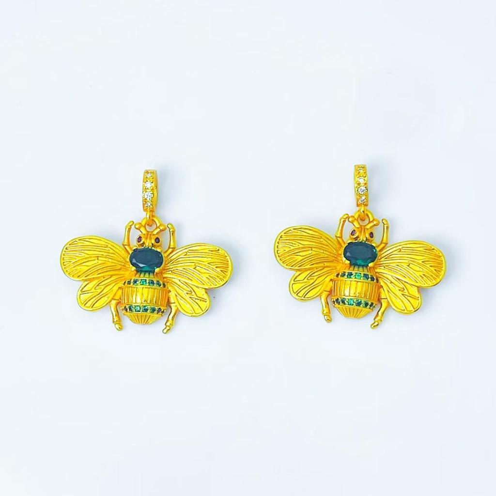 Vietnam Sa Gold Little Bee Pendant: Women's Cute Fashionable Gold Cloisonné Enamel Clavicle Chain.