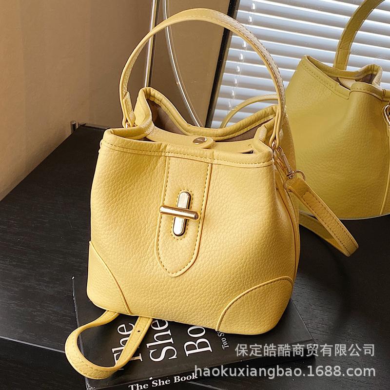 Niche Design Bag Women's 2025 New Summer Shoulder Messenger Bag Popular This Year Portable Bucket Bag