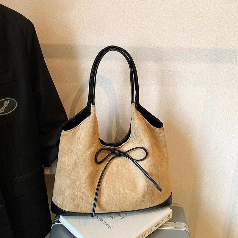 

Autumn and winter new commuting large-capacity tote bag 2025 women s casual simple and versatile ins shoulder bag хаки