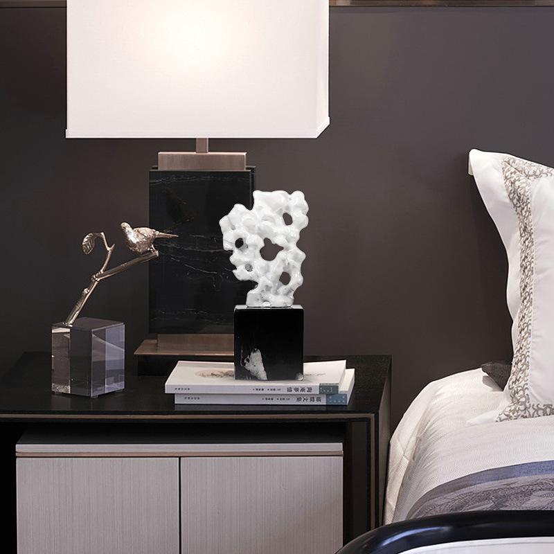 Dirbtinio koralinio akmens netaisyklingos tuščiavidurės akmens statulėlės marmurinis pagrindas abstraktūs rankdarbių papuošalai namų dekoravimo aksesuarai