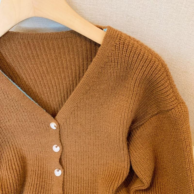 Real shot~ Fake two-piece contrasting color knitted cardigan top, versatile v-neck in autumn and winter, high-end sense, sweater and coat for women